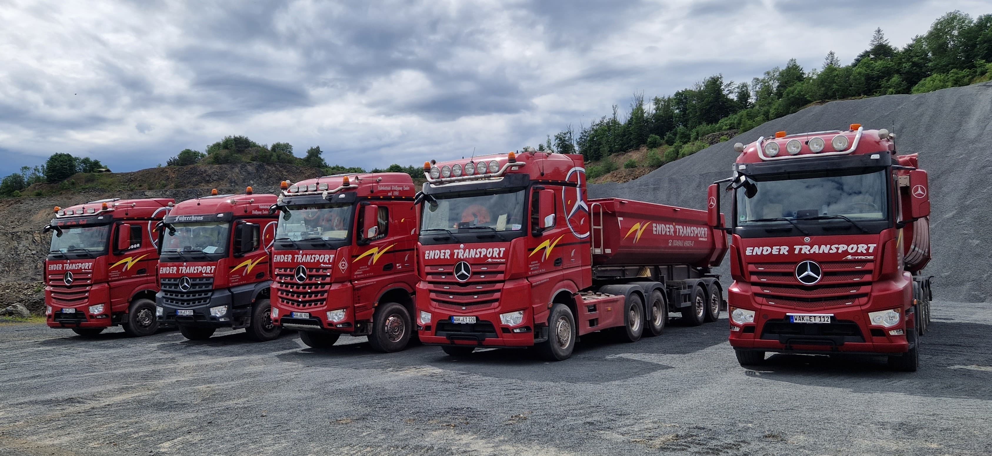 Die rote Lkw-Flotte von Ender Transport im Steinbruch